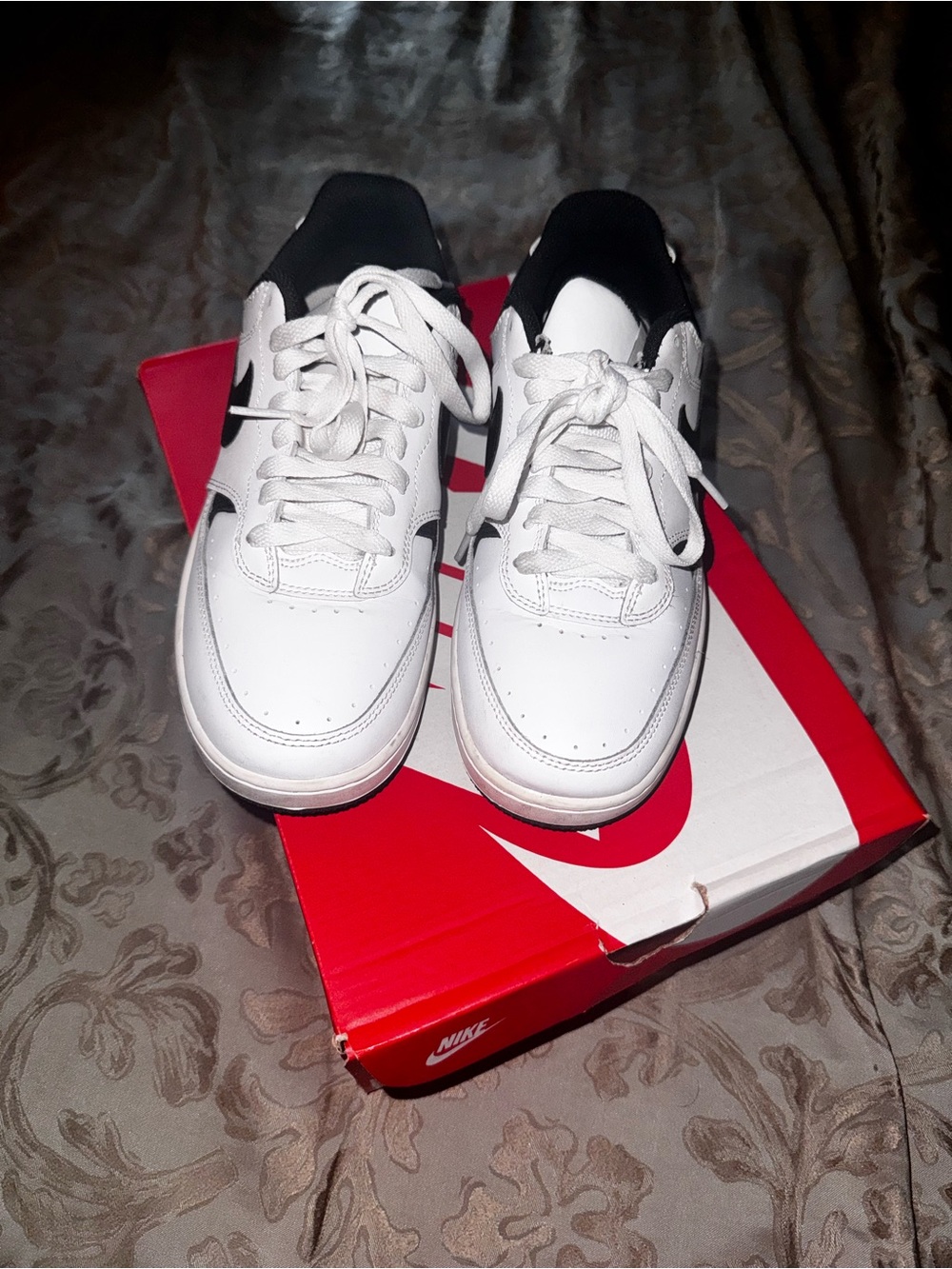 Nike women White and Black Low-Top Sneakers